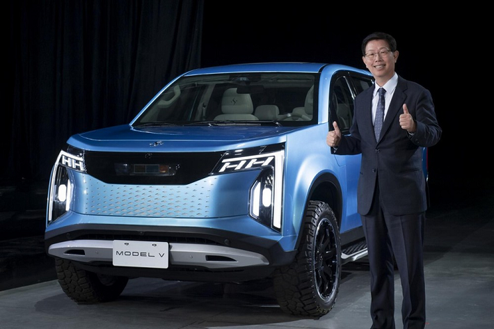 Ngoài ra, Model V cũng không do Pininfarina thiết kế như Model B. Đây là mẫu xe do Foxconn tự thiết kế và mang kiểu dáng cabin đôi Double Cab. Model V được trang bị cụm đèn pha LED hình chữ "L" ngược, camera kỹ thuật số thay cho gương chiếu hậu, tay nắm cửa nằm chìm vào thân xe, các cảm biến của công nghệ an toàn chủ động ADAS xung quanh và chiều cao gầm khá lớn.