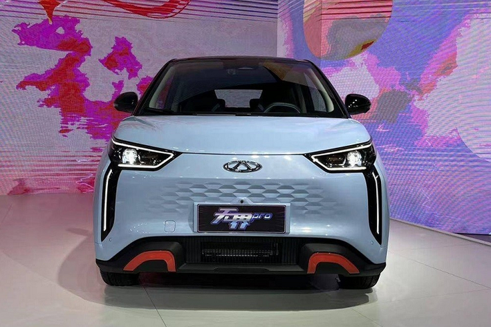Đồng thời, so với những mẫu ôtô điện Trung Quốc như Wuling Hongguang Mini EV, Chery Unbounded Pro đắt hơn đáng kể mặc dù cũng chỉ có nội thất 4 chỗ ngồi. Theo công bố của hãng Chery, Unbounded Pro có kích thước khá nhỏ, bao gồm chiều dài 3.402 mm, chiều rộng 1.680 mm, chiều cao 1.550 mm hoặc 1.590 mm và chiều dài cơ sở 2.160 mm.