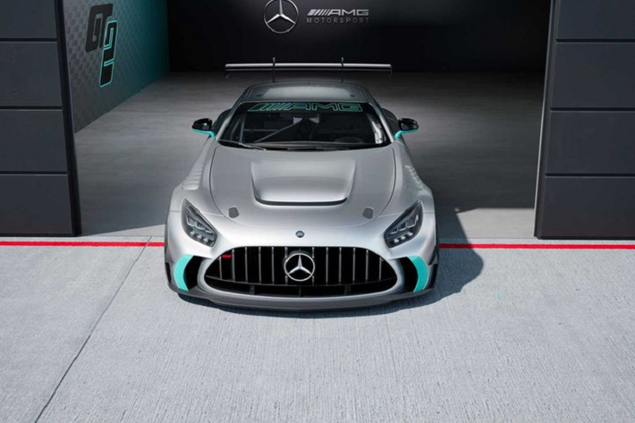 Hai bên thân xe có các cánh hướng gió carbon. Ở phía sau, xe được trang bị cánh lướt gió cỡ lớn có khả năng điều chỉnh linh hoạt tùy thuộc vào điều kiện mặt đường. Là một chiếc xe thể thao đúng nghĩa, bên trong GT2 chỉ có duy nhất một chỗ ngồi dành cho người lái.