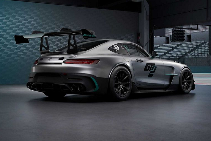 Hiện giá xe Mercedes-AMG GT2 2023 chưa được công bố chính thức nhưng một số chuyên gia nhận định mẫu xe đua mạnh mẽ này có thể chạm mốc 300.000 USD (tương đương 7 tỷ đồng).