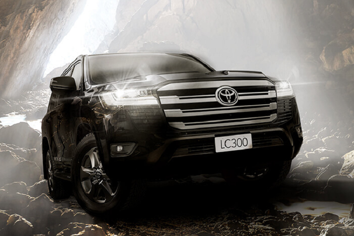 Khi cầm lái Land Cruiser 2023, bạn sẽ được lựa chọn giữa 3 chế độ lái là Eco, Normal và Sport. Ngoài ra, hệ thống thích nghi đa địa hình MST trên xe còn cung cấp 5 tùy chọn khác nhau, gồm tự động, đường đất, cát, bùn và tuyết dày (Auto, Dirt, Sand, Mud, Deep Snow).