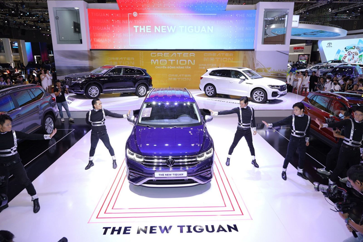 Volkswagen Tiguan 2022 mới là chiếc SUV 7 chỗ đa năng nhất của thương hiệu Volkswagen. Phiên bản mới này là sự nâng tầm hoàn chỉnh về ngoại hình, các trang bị và khả năng vận hành. Những đường nét thiết kế đổi mới của Tiguan mang đến diện mạo SUV linh hoạt và mạnh mẽ. Ngoài ra, xe còn có hệ thống đèn IQ.LIGHT với 2 thấu kính Projector và đèn ban ngày viền phía dưới, các chức năng mở rộng góc chiếu khi vào cua, điều chỉnh khoảng chiếu sáng và hỗ trợ thời tiết xấu...