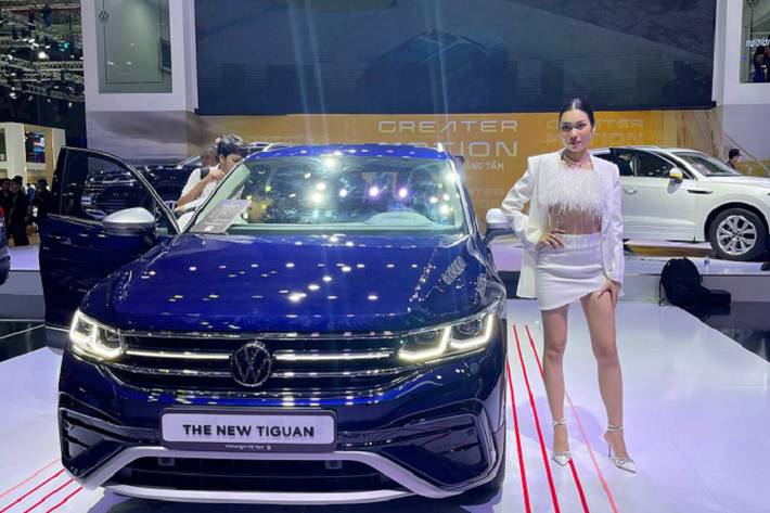 Dấu ấn đổi mới ấn tượng nằm ở biểu tượng chữ C viền đen mạnh mẽ tại cản trước. Mâm xe 18 inch đi cùng với Lốp xe Pirelli phù hợp với đa dạng địa hình. Tại thị trường Việt Nam, mẫu xe SUV Volkswagen Tiguan 2022 có 8 màu sắc Trắng Pure, Trắng Pearl, Xanh Metallic, Xanh Petrol Metallic, Đen Pearlescent Metallic, Đỏ King Metallic, Xám Platinum Metallic, Bạc Pyrite Metallic.