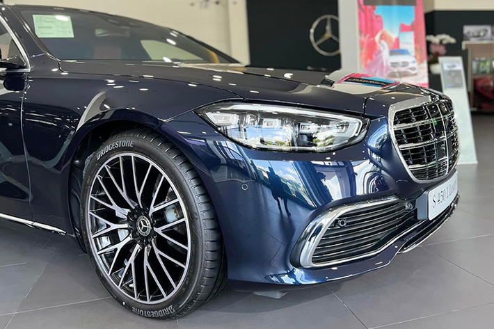 Sau khi Minh "Nhựa" tậu xe siêu sang Bentley Flying Spur thế hệ mới biển "tứ quý 9" và Range Rover SVAutobiography mang biển cặp "thần tài nhỏ 39".