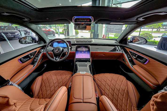 Thông tin trước đó chúng tôi có được là chiếc xe sang Mercedes-Benz S450 Luxury 4Matic 2022 của Minh Nhựa mới bán lại từng được tay chơi này đặt mua chính hãng dành cho bố, xe được nhập khẩu từ thị trường Thái Lan nên sẽ không có trang bị đánh lái bánh sau.