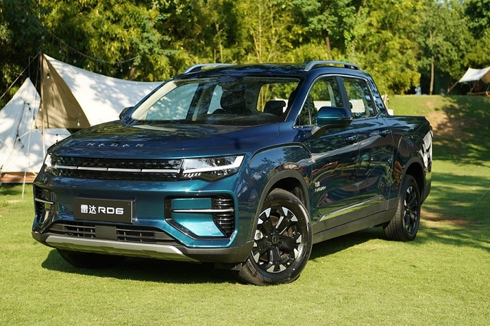 Thùng xe bán tải điện RD6 của Radar Auto được trang bị ổ điện 6kW với một số chế độ phóng điện bao gồm phóng điện tĩnh, điện di động, điện từ xe sang xe (V2V), 220V/10A và 220V/16A. Tổng cộng có sáu cổng nguồn được cung cấp giúp người dùng có thể đi bất cứ đâu mà không lo máy ảnh, máy tính, pin điện thoại bị sập nguồn, khi dã ngoại, đây là nguồn điện có thể thắp sáng vùng tối.