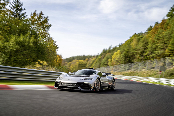 Thời gian vòng đua được ghi nhận tốt nhất của Mercedes-AMG ONE nhanh hơn 8,43 giây so với Mercedes-AMG GT Black Series và nhanh hơn 3,65 giây so với Porsche 911 GT2 RS Manthey-Racing.