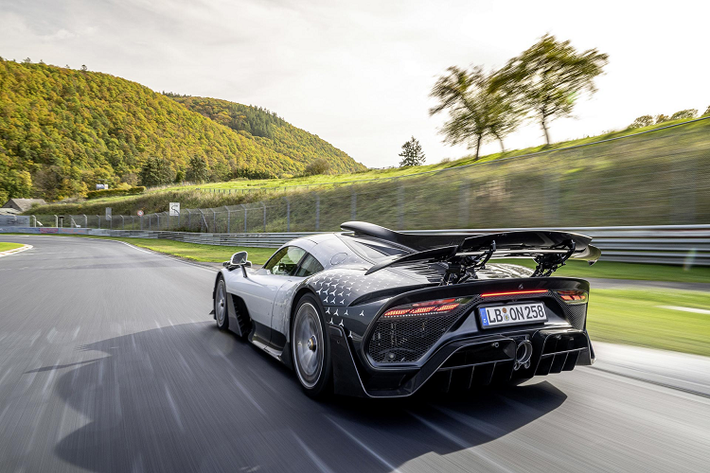 Tay đua Maro Engel cầm lái Mercedes-AMG ONE đã hoàn thành vòng đua với thời gian vòng đua là 6:35,183 quanh đường đua 20,832 km, sử dụng đầy đủ công nghệ bắt nguồn từ F1 và hệ thống truyền động hybrid mang lại công suất 1.049 mã lực.