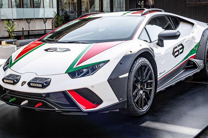 Nhân dịp giải vô địch bóng đá World Cup 2022 hiện đang diễn ra tại Qatar, hãng Lamborghini đã mang phiên bản chạy địa hình của siêu xe Huracan đến đây để giới thiệu với giới nhà giàu Trung Đông. "Siêu bò" chạy địa hình này được gọi bằng cái tên Lamborghini Huracan Sterrato 2023 mới.