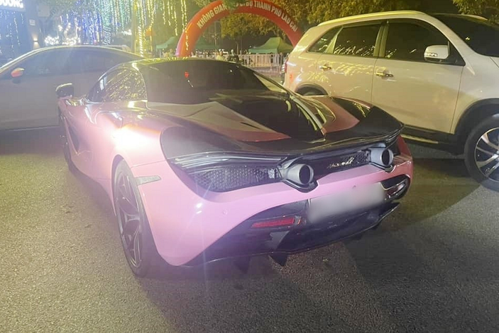 Mới đây trên các con đường tại tỉnh Lào Cai bất ngờ xuất hiện một chiếc siêu xe McLaren 720S Spider mui trần mang màu hồng cánh sen đã nhận được nhiều sự quan tâm của nhiều người. Siêu xe lăn bánh tại tỉnh thành phía Bắc này không phải hiếm nhưng đây là chiếc McLaren đầu tiên xuất hiện ở Lào Cai lại còn mang màu quá nổi bật của phái đẹp.