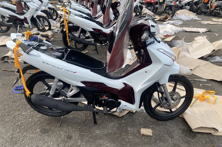Wave 125i 2023 được trang bị động cơ xăng dung tích 125cc ứng dụng công nghệ Smart Engine giúp giảm nhiệt, giảm mài mòn, kéo dài dài tuổi thọ động cơ và bổ sung hệ thống Piston Oil Jet cho khả năng tiết kiệm nhiên liệu ấn tượng hơn.