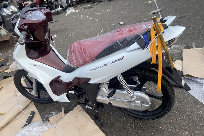 Theo một nguồn tin, giá xe Honda Wave 125i 2023 được nhập khẩu từ Thái Lan và bán tại Việt Nam lên tới 86 triệu đồng cho phiên bản vành đúc. Mức giá này đắt gần gấp 3 lần Honda Future sản xuất tại Việt Nam với thiết kế và động cơ tương tự.