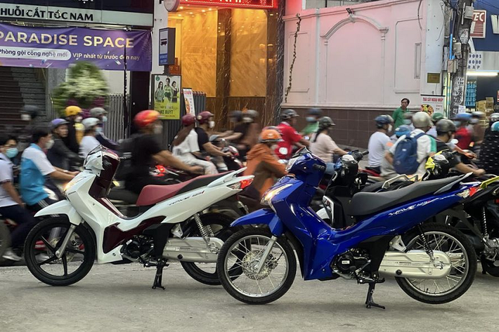 Bên cạnh đó, mẫu xe máy Honda Wave 125i 2023 còn sở hữu đèn định vị tích hợp với đèn xi-nhan trước tạo hình chữ X đầy ấn tượng. Tương tự ở phía trước, cụm đèn hậu cũng sử dụng đèn LED tạo hình chữ X.