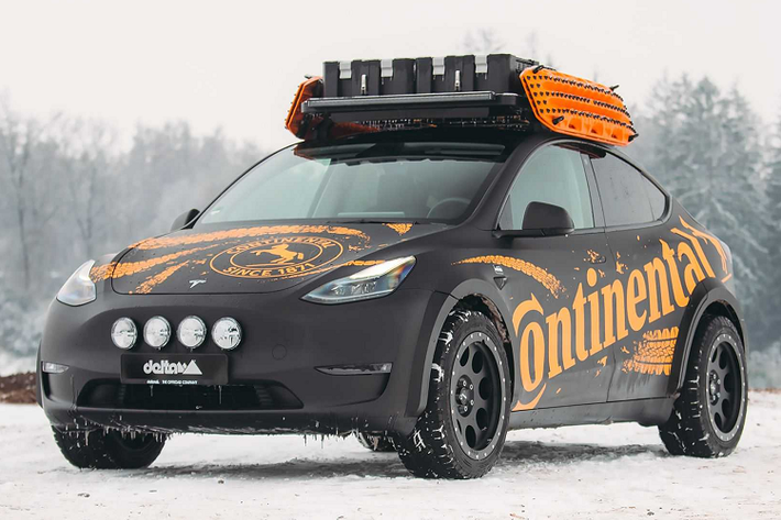 Mới đây, hãng độ đã tiến hành nâng cấp, biến một chiếc Tesla Model Y thành xe Off-road, sẵn sàng chinh phục những cung đường bùn đất. Những hạng mục nâng cấp được hãng độ Delta4x4 thực hiện trên Model Y gồm một hệ thống treo giúp nâng gầm xe thêm 35 mm.