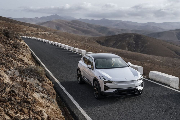 Cụ thể, xe sở hữu cụm pin 111 kWh, đem lại khả năng vận hành khoảng 483 km sau mỗi lần sạc đầy theo tiêu chuẩn EPA. Khi sử dụng sạc nhanh DC, mẫu SUV này chỉ cần 30 phút để đạt 80% dung lượng pin. Ngoài ra, xe còn được trang bị tính năng sạc 2 chiều.
