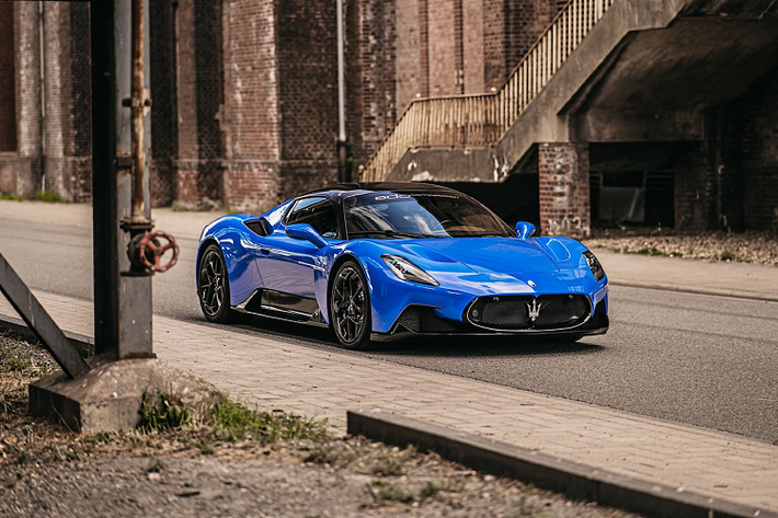Xưởng độ Edo Competition Motorsport đã mang đến Triển lãm ô tô Essen 2022 tại Đức chiếc siêu xe Maserati MC20 đặc biệt được sửa đổi nhẹ.