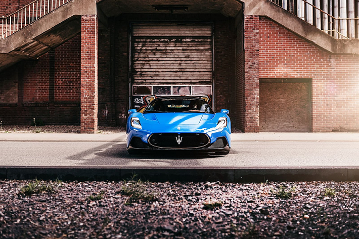 Tại Mỹ, giá xe Maserati MC20 có mức bán ra từ 210.000 USD. Tại Việt Nam, nhà phân phối chính hãng chào bán từ 16,5 tỷ đồng, còn một số đơn vị tư nhân nhập về với mức giá hơn 19 tỷ đồng.