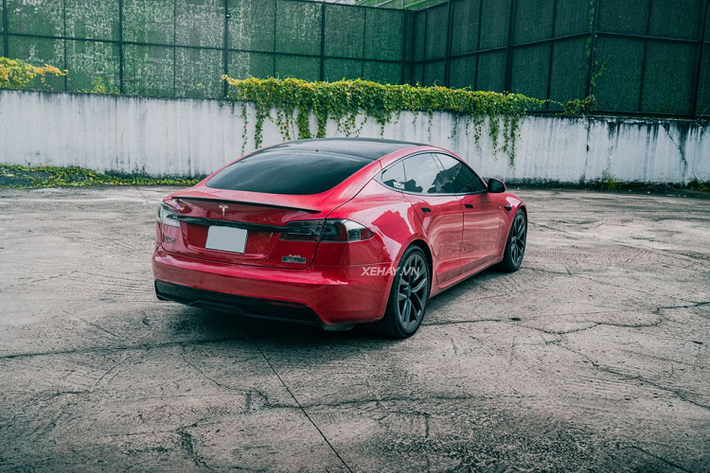 Với mỗi lần sạc pin đầy, Tesla Model S Plaid có thể chạy hết quãng đường dài 410 km đến 795 km, tùy theo thời tiết. Ngoài ra, hệ thống sạc nhanh còn giúp xe có thể di chuyển thêm 300 km chỉ sau 15 phút cắm sạc. Sức mạnh của Tesla Model S Plaid 2022 còn giúp xe chạy hết quãng đường dài 400 m trong thời gian dưới 9 giây và đạt vận tốc tối đa 322 km/h.