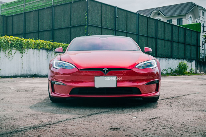 Đây là phiên bản đắt nhất và mạnh nhất của Model S đang được mở bán. Hiện chưa rõ chủ nhân của chiếc xe này đã phải chi bao nhiêu tiền để mang xe về nước, chỉ biết rằng tại Mỹ, giá xe Tesla Model S Plaid bản tiêu chuẩn từ 129.740 USD (khoảng 3,11 tỷ đồng).