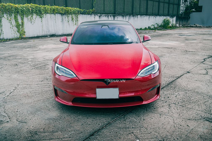 Tính đến thời điểm hiện tại, chỉ có 2 chiếc Tesla Model S Plaid tại Việt Nam được đưa về và chiếc trong bài này là 1 trong số đó. Chiếc Tesla Model S Plaid trong bài sở hữu màu sơn ngoại thất đỏ.