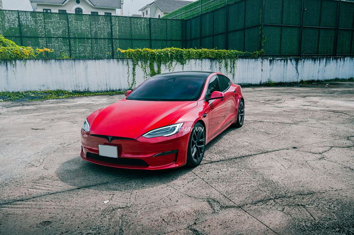 Tổng thế thiết kế của xe điện Tesla Model S Plaid vẫn khá tương đồng với phiên bản Model S tiêu chuẩn. Đặc điểm “nhận dạng” của Model S Plaid nằm ở hốc gió cản trước cùng hai hốc gió ở bên hông. Xe được trang bị bộ mâm 5 chấu kép kích thước 21 inch được sơn xám.