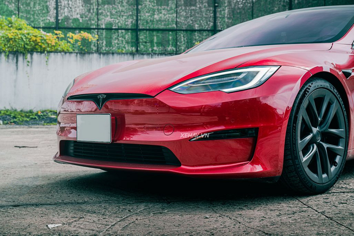 Với thiết kế vòm bánh xe trước và sau mở rộng, ngoại hình của Model S Plaid trở nên cơ bắp, thể thao hơn. Ở bên hông, Tesla Model S Plaid được trang bị thêm một camera bên hông. Trang bị này đóng vai trò như một gương chiếu hậu phụ trợ và là trang bị tiêu chuẩn trên tất cả phiên bản Model S.