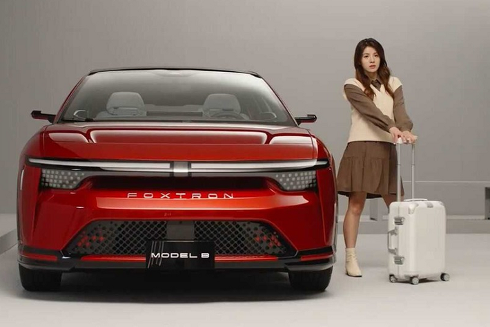 Hiện chưa có hình ảnh nội thất của Foxtron Model B. Tuy nhiên, mẫu xe điện này hứa hẹn sẽ mang đến không gian nội thất và khoang hành lý rộng rãi cho người dùng. mẫu xe điện Foxtron Model B dự kiến sẽ được phát triển dựa trên cơ sở gầm bệ Mobility in Harmony (MiH) dạng mô-đun dành riêng cho ô tô điện của Foxconn.