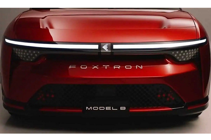 Trước thời điểm xe ra mắt, đoạn video ngắn hé lộ thiết kế xe điện Foxtron Model B đã được tung ra. Qua những hình ảnh, có thể thấy Foxtron Model B như sự kết hợp giữa xe hatchback và crossover. Tương tự hãng xe Việt VinFast, Foxconn cũng thuê công ty Pininfarina thiết kế.