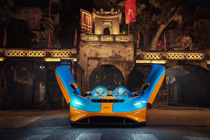 Chiếc McLaren Elva không mui mà Minh Nhựa được cho là đã "chốt đơn" chỉ được sản xuất tổng cộng 149 chiếc xe trên toàn thế giới với thiết kế ban đầu là không mui, không cửa số và không kính chắn gió trước/sau
