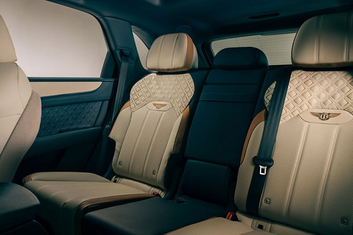 Về tính năng an toàn, xe được bổ sung chức năng Touring Specification - kiểm soát hành trình thích ứng, hỗ trợ làn đường và hỗ trợ giao thông. Ngoài ra còn có Bentley Safeguard với một bộ radar và hệ thống camera trên xe để giám sát tình trạng giao thông.