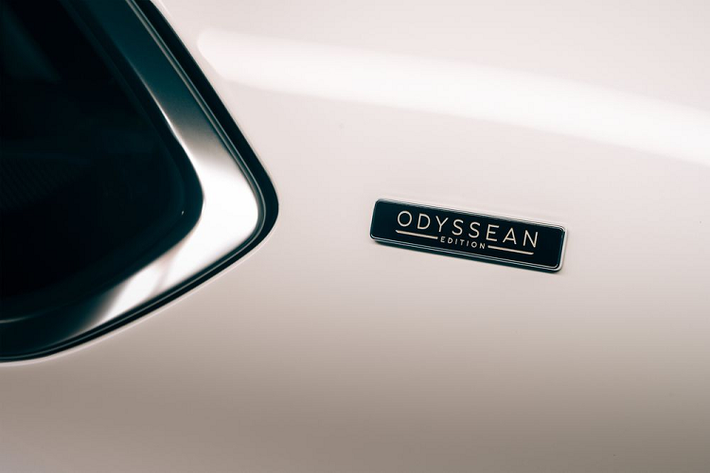 Về trang bị vận hành, Bentley Bentayga Odyssean Edition sử dụng hệ truyền động hybrid, bao gồm động cơ xăng V6, dung tích 3.0L kết hợp một mô-tơ điện và pin 18 kWh.