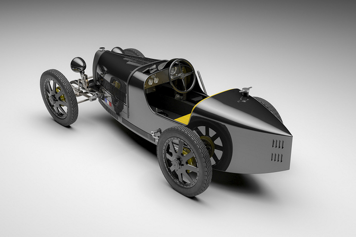Nhưng đúng như tên gọi, tiểu Bugatti hiên bản Carbon có một số chi tiết carbon thông minh có thể nhìn thấy trên bộ tản nhiệt và lưới tản nhiệt, bảng điều khiển, các tấm ốp nội thất, giá treo gương và ở giữa vô lăng bằng gỗ màu đen.