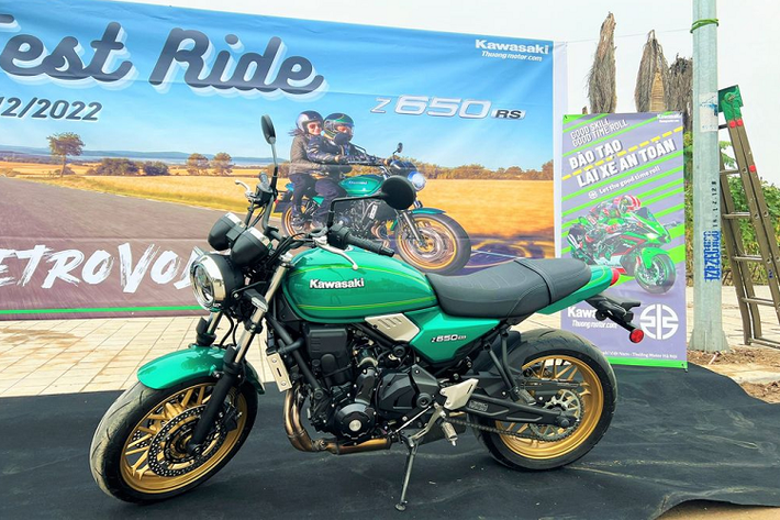 Kawasaki Z650RS 2022 tại Việt Nam có ngoại hình mang đậm phong cách cổ điển, kết hợp với các trang bị hiện đại. Bình xăng thiết kế dạng giọt nước mềm mại, dung tích 12 lít. Thiết kế cụm đầu đèn gần giống với Z900RS, tuy nhiên kích thước nhỏ hơn và có đường cắt đặt giữa đèn thiết kế đơn giản hơn.