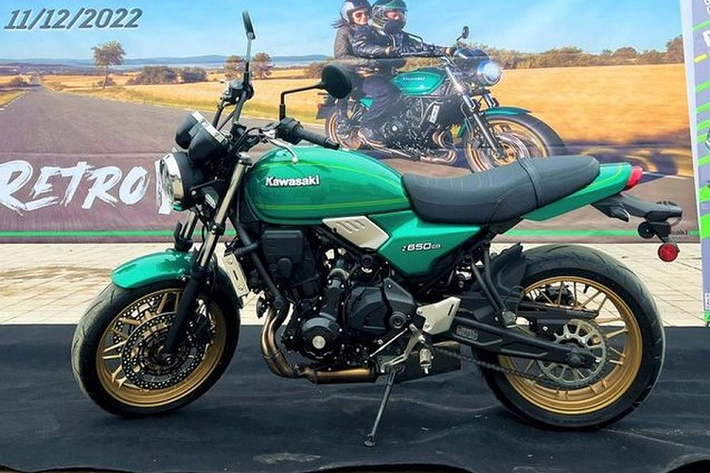 Phân khúc môtô tầm trung tại Việt Nam vừa đón nhận thêm một mẫu xe mới mang tên Kawasaki Z650RS 2022 mới. Trong dải sản phẩm Kawasaki tại thị trường Việt Nam, Z650RS được định vị thấp hơn Z900RS. Kawasaki Z650RS có kích thước dài x rộng x cao lần lượt 2.065 x 800 x 1.115mm, trục cơ sở đạt 1.405mm, chiều cao yên xe là 820 mm.
