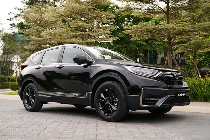 Trong số những hãng xe ôtô tại Việt Nam, Honda là thương hiệu đầu tiên tung ra chương trình ưu đãi 100% phí trước bạ đối với khách hàng mua xe CR-V từ ngày 7 – 31/12. Như vậy, khách hàng khi mua xe sẽ tiết kiệm được khoảng hơn 100 triệu đồng nếu mua Honda CR-V ở thời điểm này.