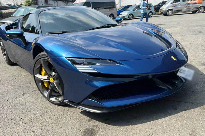 Mới đây, hình ảnh chiếc Ferrari SF90 Spider của Cường Đô la xuất hiện tại một trạm đăng kiểm ở quận 7 đã bất ngờ được một người chuyên nhập khẩu siêu xe, xe thể thao có tiếng tại Sài Gòn chia sẻ lên mạng xã hội. Hình ảnh cho thấy, siêu phẩm đến từ nước Ý sau hơn 2 tháng về nước hiện đã có “căn cước công dân” số “51K-564.XX”.
