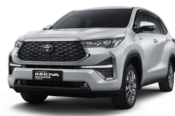 Ở bản cao cấp nhất, xe sẽ được trang bị 6 túi khí, camera 360 độ, hệ thống cảnh báo điểm mù và gói công nghệ an toàn chủ động Toyota Safety Sense 3.0. Gói công nghệ này bao gồm những tính năng như hệ thống cảnh báo tiền va chạm, cảnh báo lệch làn đường, hỗ trợ bám làn đường, hệ thống kiểm soát hành trình thích ứng và đèn pha tự động.