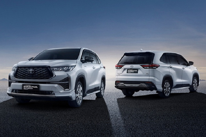 Riêng phiên bản cao cấp nhất của xe còn có thêm lẫy chuyển số sau vô lăng. Những trang bị đáng chú ý còn lại của Toyota Innova 2023 tại thị trường Indonesia bao gồm đèn pha LED, dải đèn LED định vị ban ngày, đèn sương mù trước, vành từ 16 - 18 inch, đèn hậu LED kết hợp Halogen và cửa cốp chỉnh điện, điều khiển bằng giọng nói.