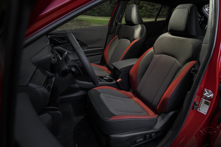 Không để người dùng thất vọng, Subaru Impreza 2024 cũng đi kèm cả hệ thống an toàn chủ động EyeSight nâng cấp với góc quan sát rộng hơn và có thể phát hiện người đạp xe/đi bộ ở giao lộ. Nhờ đó, xe có thêm tính năng cảnh báo điểm mù kiêm hỗ trợ chuyển làn đường, cảnh báo phương tiện cắt ngang khi lùi và đánh lái khẩn cấp tự động.
