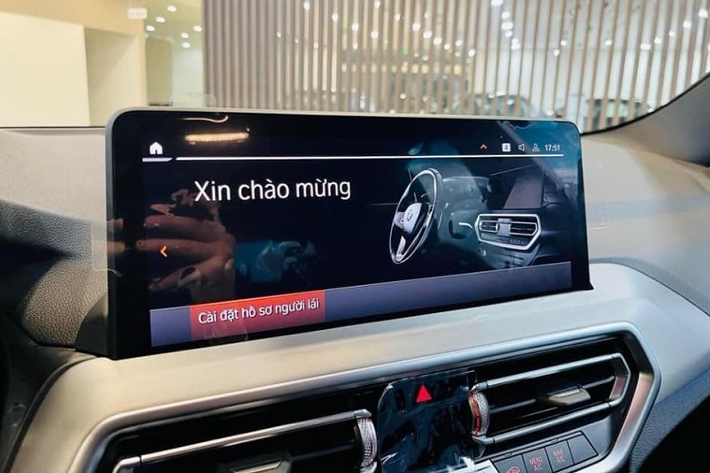 Là phiên bản tầm trung, BMW X3 sDrive20i M Sport 2023 mới có nhiều nét tương đồng về ngoại hình và nội thất giống với bản cao nhất nhất. Ở bản này có cụm đèn pha LED thích ứng, vành hợp kim 19 inch với chấu chữ "Y" và cùm phanh hiệu suất cao M Sport màu xanh.