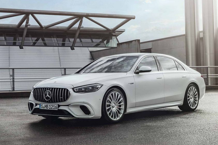 Cung cấp sức mạnh cho chiếc Mercedes-AMG S63 E 2023 mới là hệ truyền động hybrid bao gồm máy V8 tăng áp kép, dung tích 4.0 lít kết hợp mô tơ điện đặt ở trục sau. Trong đó, động cơ V8 tăng áp kép tạo ra công suất 603 mã lực và mô-men xoắn cực đại đạt 900 Nm.