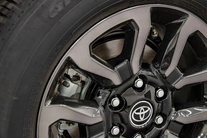 Hiện chưa rõ thông số chi tiết Toyota Hilux 2023 bán tại Việt Nam, tuy nhiên phiên bản nâng cấp mẫu xe này vừa bán ra tại Úc với giá từ 70.200 AUD (khoảng 1,1 tỷ đồng). Toyota Hilux 2023 tại Úc tiếp tục sở hữu khối động cơ diesel 2.8L 4 xi lanh cho công suất tối đa 201 mã lực và mô-men xoắn 500 Nm.