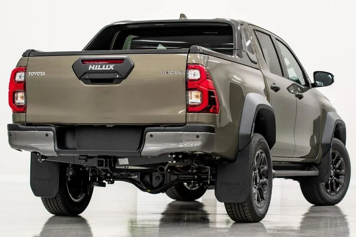 Mức giá xe Toyota Hilux 2023 số tự động 1 cầu là 800 triệu đồng. Hilux số tự động 2 cầu: 1.050 triệu đồng. Nếu thông tin trên là chính xác, Toyota Hilux 2023 sẽ trở thành mẫu xe bán tải chính hãng có giá cao nhất Việt Nam, vượt qua cả Ford Ranger thế hệ mới vừa ra mắt hồi tháng 8/2022.