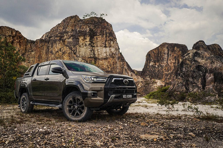 Ngoài ra, bộ la-zăng 18 inch được sơn màu xám để đồng bộ với phong cách mới. Hy vọng Toyota Hilux 2023 chuẩn bị phân phối trở lại tại thị trường Việt Nam cũng sẽ sở hữu những nâng cấp đáng giá trên, đặc biệt khi giá bán đã tăng khá nhiều.