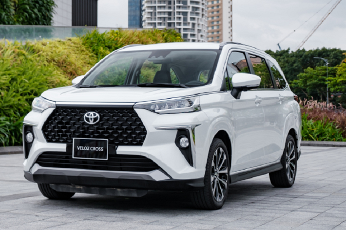 Xe có hai phiên bản là CVT và CVT Top. Với giá bán cho hai phiên bản lần lượt là 648 và 688 triệu đồng. Kể từ cuối tháng 12, mẫu MPV nhà Toyota sẽ chính thức được lắp ráp trong nước. Chủ động nguồn cung, thời gian giao hàng nhanh chóng, tiết kiệm hơn, hứa hẹn Toyota Veloz sẽ có một năm mới cực kỳ bùng nổ về doanh số.