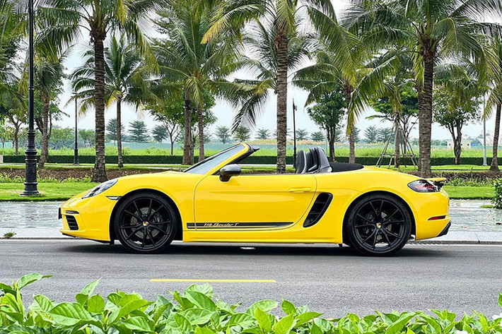 Nếu tậu chiếc xe này, người dùng có thể tiết kiệm một khoản thời gian nhận xe lên tới hơn 1 năm kể từ lúc đặt xe. Hiện mức giá xe Porsche 718 Boxster T chính hãng tại Việt Nam đang có mức khởi điểm từ 4,21 tỷ đồng chưa kể những trang bị thêm.
