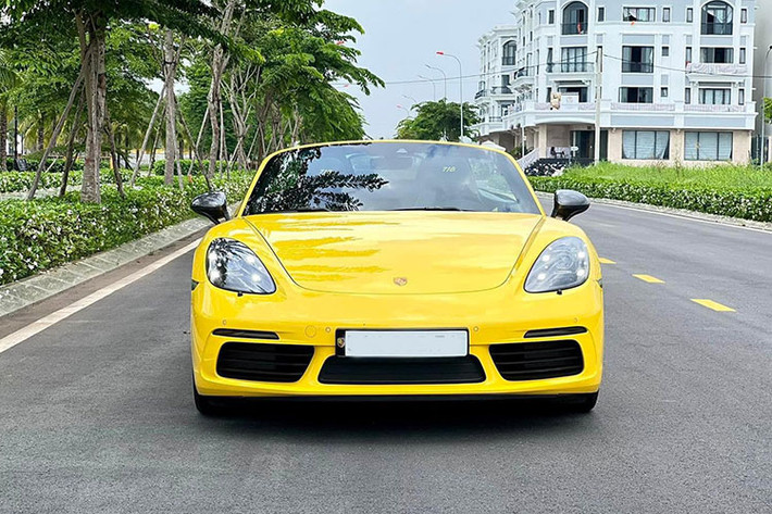 Ngoại thất của Porsche 718 Boxster T thế hệ mới giữ nguyên kiểu dáng đặc trưng của những dòng xe 718 với những đường cong chủ đạo trong tạo hình bên ngoài, đây là một thiết kế được đánh giá “không tuổi” theo thời gian. Chiếc 718 trong bài sở hữu màu vàng Racing Yellow thể thao.