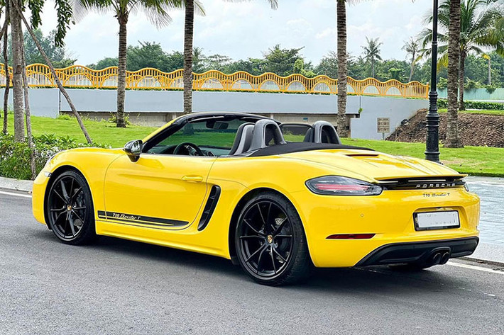 Porsche 718 T trang bị động cơ xăng tăng áp 4 xy lanh thẳng hàng dung tích 2.0L với công suất 300 mã lực và mô men xoắn cực đại 380 Nm, đi kèm với hộp số ly hợp kép 7 cấp PDK và Hệ thống Điều Phối Lực Kéo Vector của Porsche (Porsche Torque Vectoring – PTV). Xe tăng tốc 0-100 km/h trong 4,7 giây. Tốc độ tối đa 275 km/h.