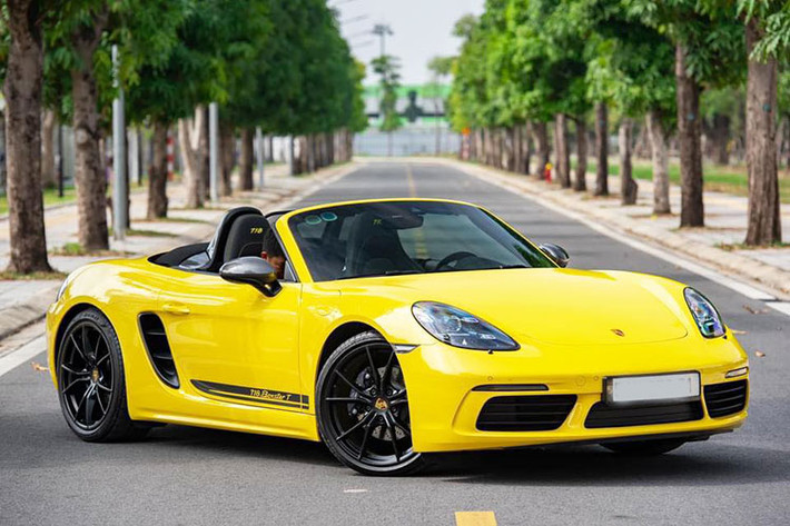 Hệ thống Treo Chủ động của Porsche (Porsche Active Suspension Management – PASM) có khả năng hạ thấp thân xe thêm 20 mm so với thiết kế tiêu chuẩn là tính năng được trang bị sẵn cho 718 T... Tại Việt Nam, Porche 718 có đối thủ Jaguar F-Type đang bán ra từ 5,65 tỷ đồng.