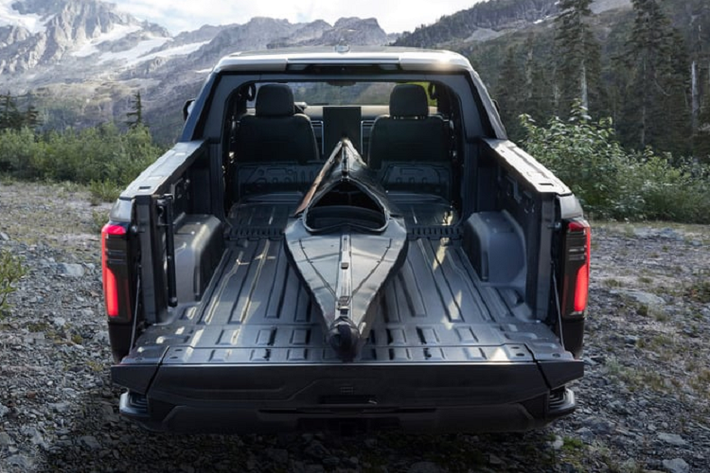 Phiên bản này có sức kéo 4.309 kg và tải trọng 590 kg. Bên trong cabin, Sierra EV nhận được lối thiết kế đối xứng đơn giản với màn hình cảm ứng 16,8 inch chính giữa xe làm điểm nhấn, đây là màn hình lớn nhất từng được trang bị trên dòng Sierra và nó sở hữu nền tảng Ultifi cho phép truy cập qua mạng.